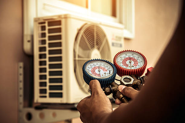 Professional Hvac technician working in Palmetto, FL